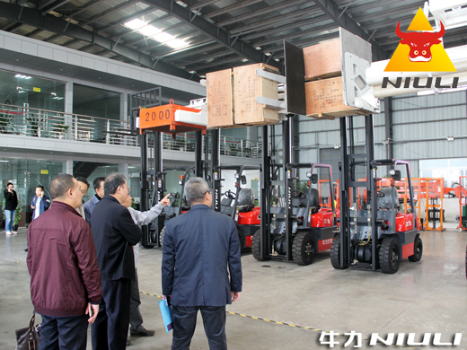企業(yè)負(fù)責(zé)人介紹牛力內(nèi)燃與電動(dòng)叉車系列產(chǎn)品